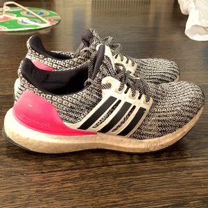 used kids adidas shoe. size 4